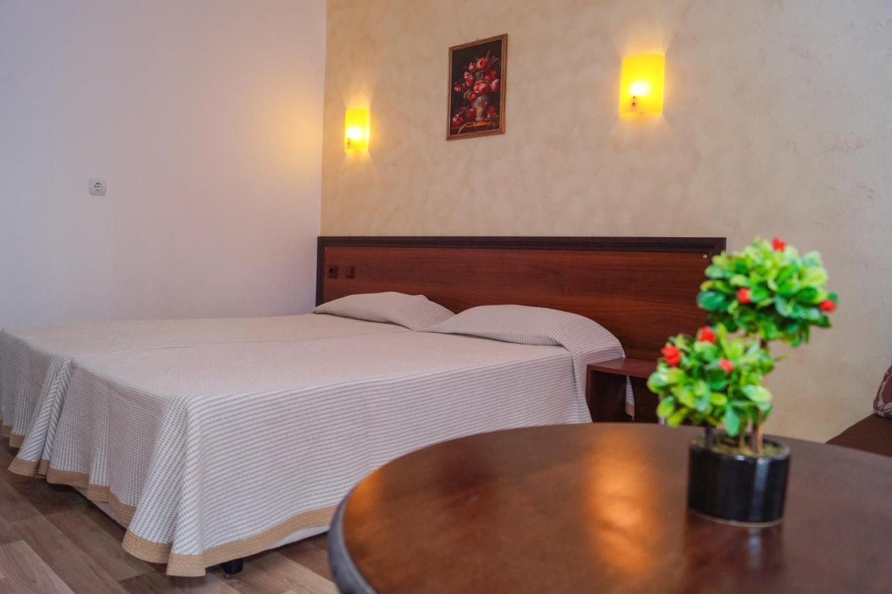 Chrystal Guest House Обзор Экстерьер фото